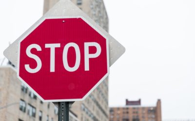 Sinistro stradale per stop non visibile: a chi imputare la responsabilità?