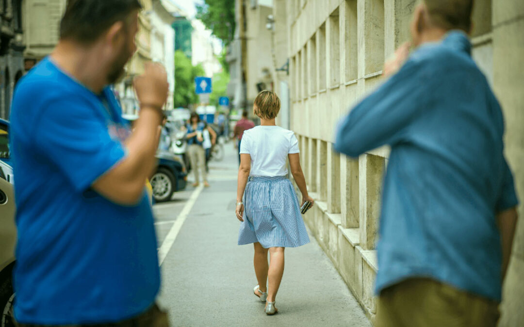 Catcalling: cos’è e le differenze con il reato di molestia